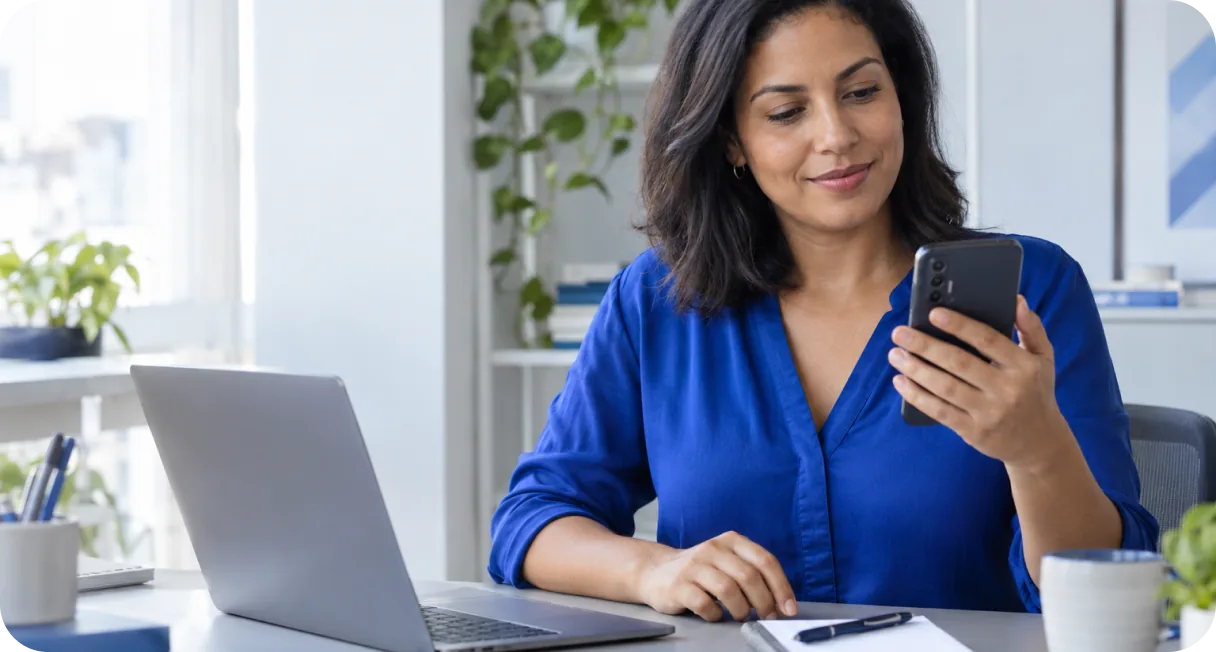 Empresária acompanhando recebimentos pelo celular