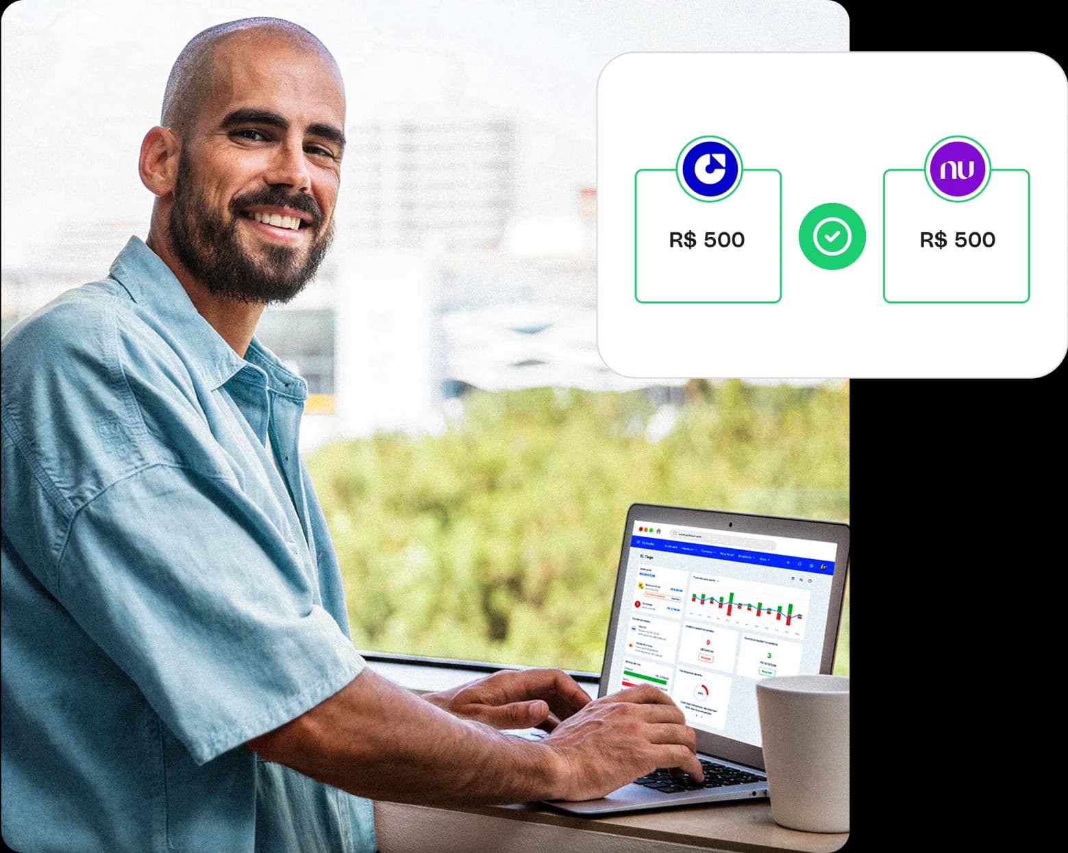 Homem sorrindo olhando para você, com as mãos em cima do notebook que está com o sistema do Controlle aberto