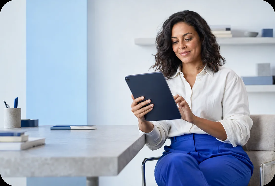 Empresária acompanhando a gestão financeira pelo tablet